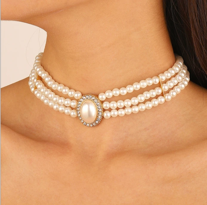 Three-strand pearl choker with oval pearl centrepiece